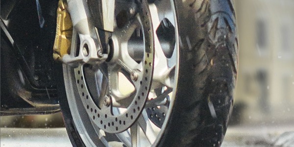 ¿Qué neumáticos de moto se adaptan según la llanta?